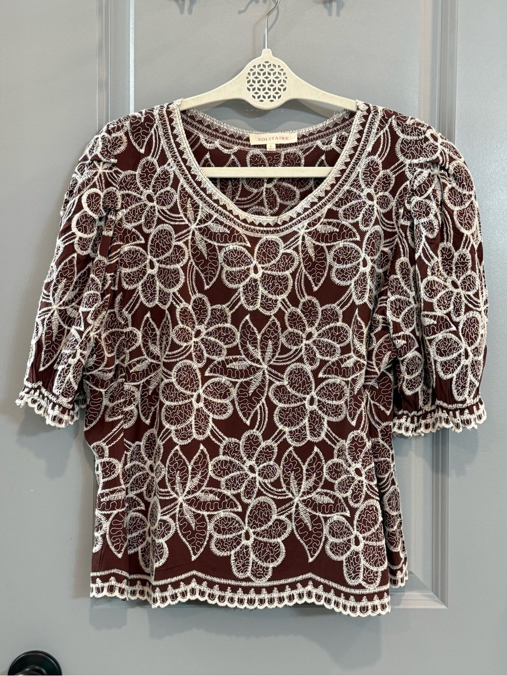 Solitaire Brown Top with White Floral Lace